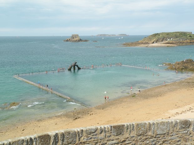  la grande piscine dans la mer